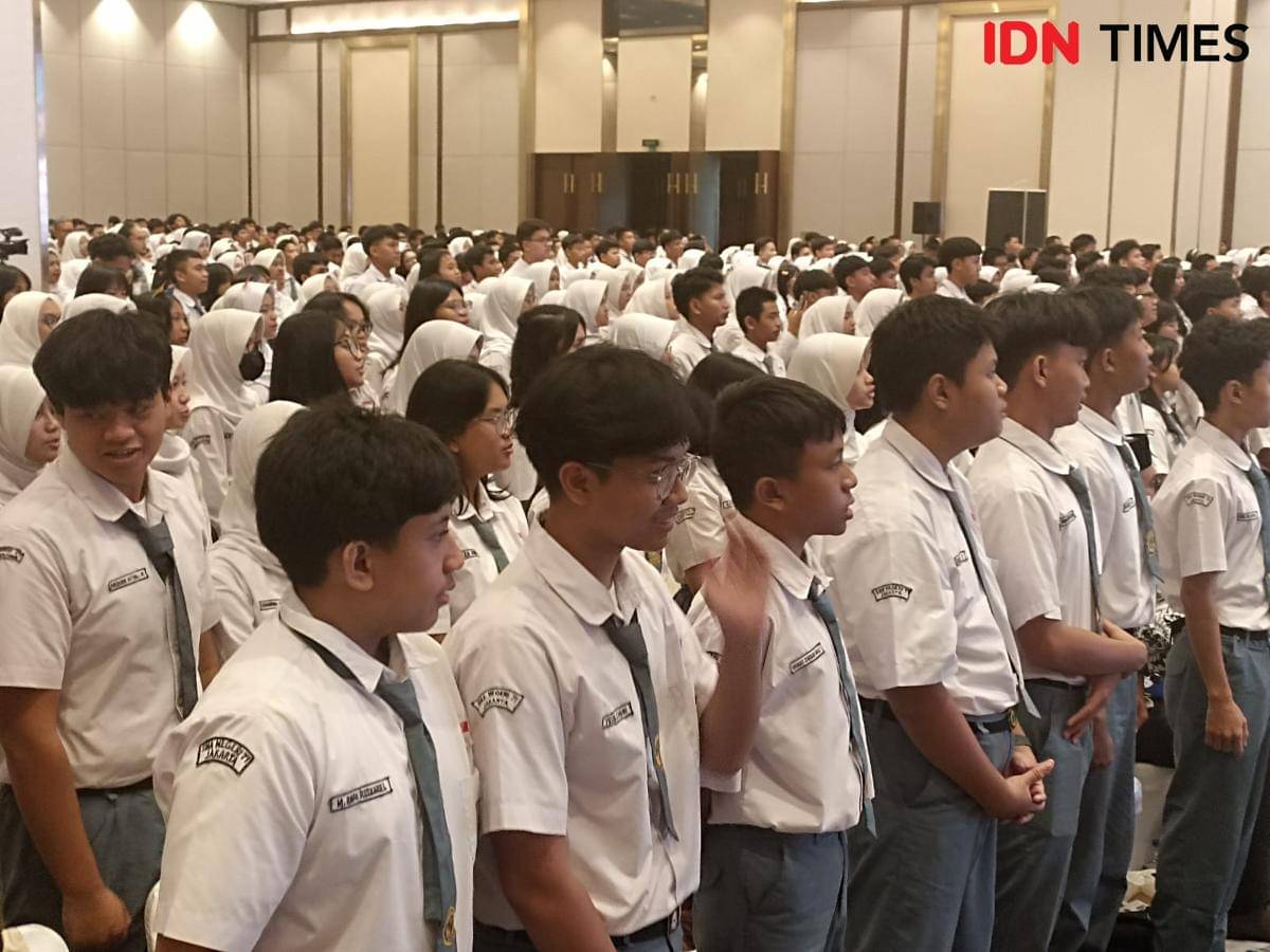 Pelajar SMA di Jakarta kampanye stop bullying di JIEXPO Kemayoran, Kamis (13/11/2025). (IDN Times/Dini Suciatiningrum)