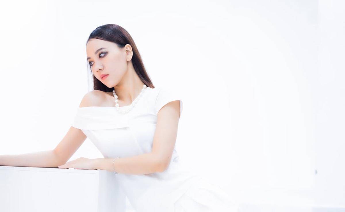 Ilustrasi perempuan bergaun putih