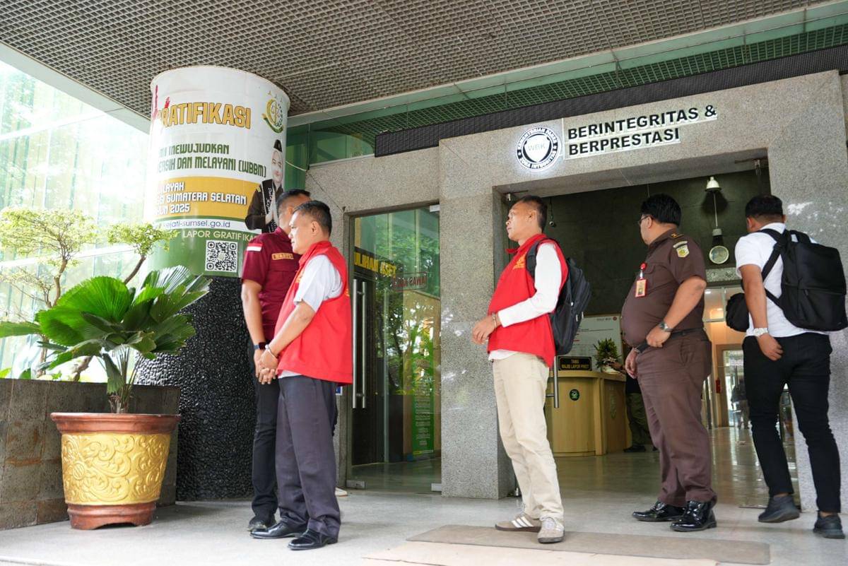 Penyidik Kejati Sumsel menyerahkan tersangka beserta barang bukti ke JPU. (Dok. Kejati Sumsel)