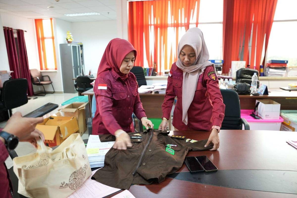 Penyidik Kejati Sumsel menyerahkan tersangka beserta barang bukti ke JPU. (Dok. Kejati Sumsel)