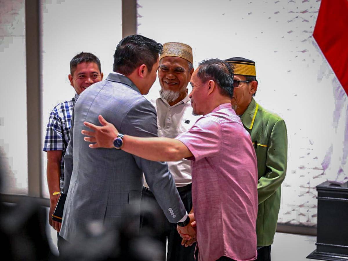 Pemberian surat rehabilitasi kepada dua guru asal Kabupaten Luwu Utara, Sulawesi Selatan, yaitu Drs. Abdul Muis dan Drs. Rasnal, M.Pd, pada Kamis, 13 November 2025. (Dok. BPMI Setpres)