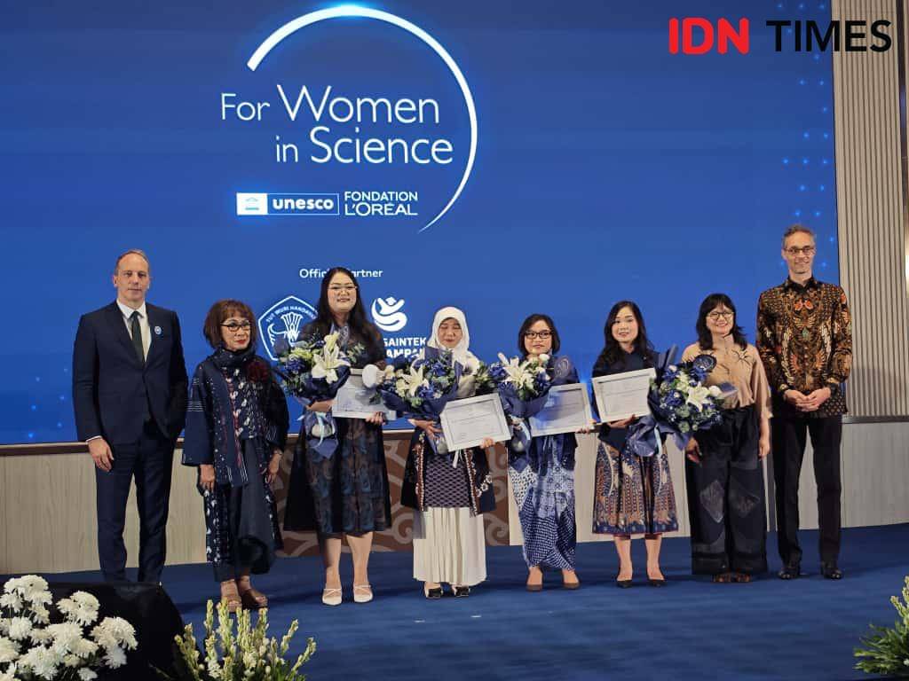 Para pemenang L’Oréal–UNESCO For Women in Science berfoto bersama di momen L’Oréal–UNESCO For Women in Science National Fellowship 2025 Award Ceremony pada Selasa (12/11/2025) di Ruang Auditorium Graha Diktisaintek, Kementerian Pendidikan Tinggi, Sains, dan Teknologi.