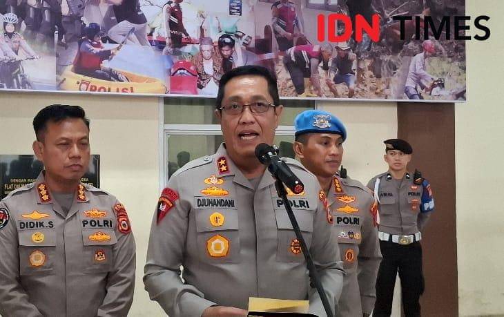 Kapolda Sulawesi Selatan, Irjen Pol Djuhandhani Rahardjo Puro, saat doorstop dengan sejumlah awak media di Mapolda Sulsel, Kamis (13/11/2025). IDN Times / Darsil Yahya 