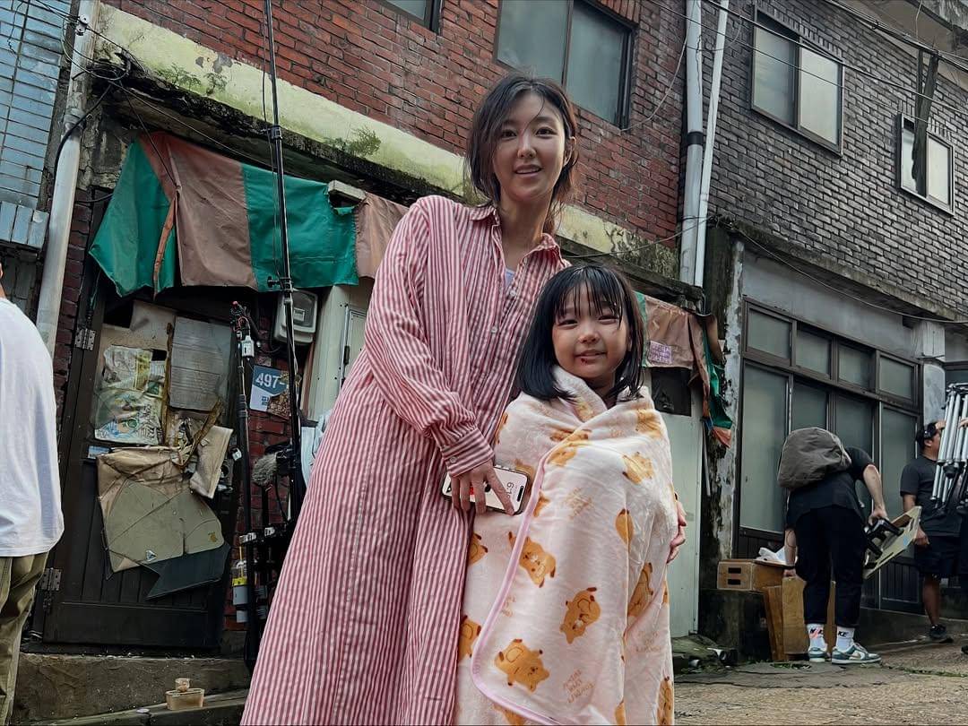 Momen Ki So Yu bareng cast Dear X di belakang layar