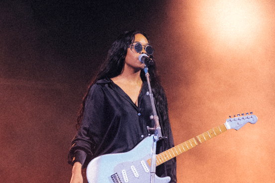 H.E.R tampil sebagai pembuka acara Tur Dunia Music of the Spheres Coldplay pada tahun 2022. (By Stevie Rae Gibbs - [1][2], CC BY-SA 4.0)