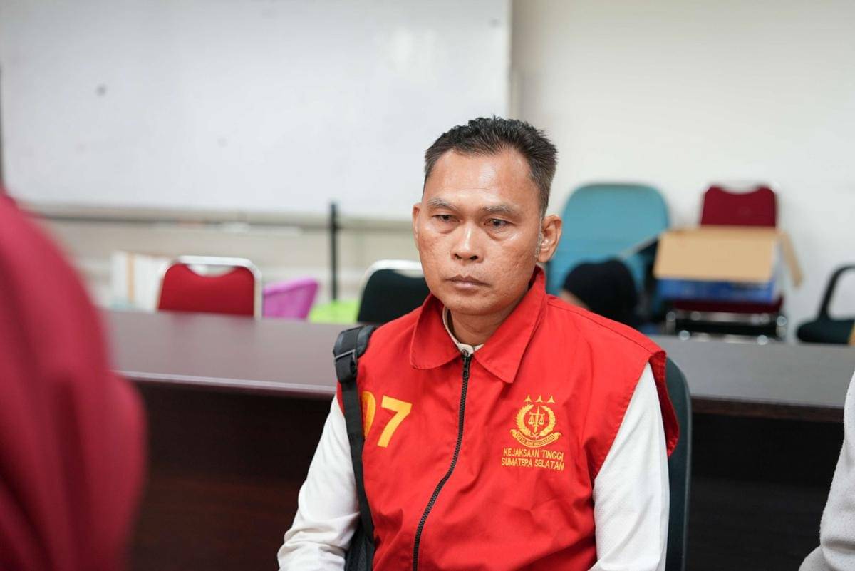 Penyidik Kejati Sumsel menyerahkan tersangka beserta barang bukti ke JPU. (Dok. Kejati Sumsel)