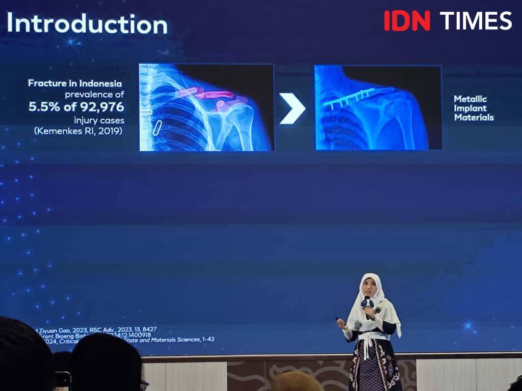 Dr.rer.nat. Lutviasari Nuraini di momen L’Oréal–UNESCO For Women in Science National Fellowship 2025 Award Ceremony pada Selasa (12/11/2025) di Ruang Auditorium Graha Diktisaintek, Kementerian Pendidikan Tinggi, Sains, dan Teknologi.