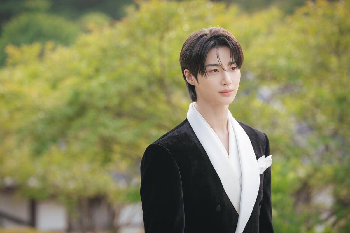 Selalu menyembunyikan statusnya sebagai pangeran agung, perlahan Yi Wan berubah setelah bertemu dengan Hee Ju yang kompetitif