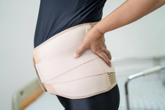 Seorang perempuan memakai korset setelah melahirkan.