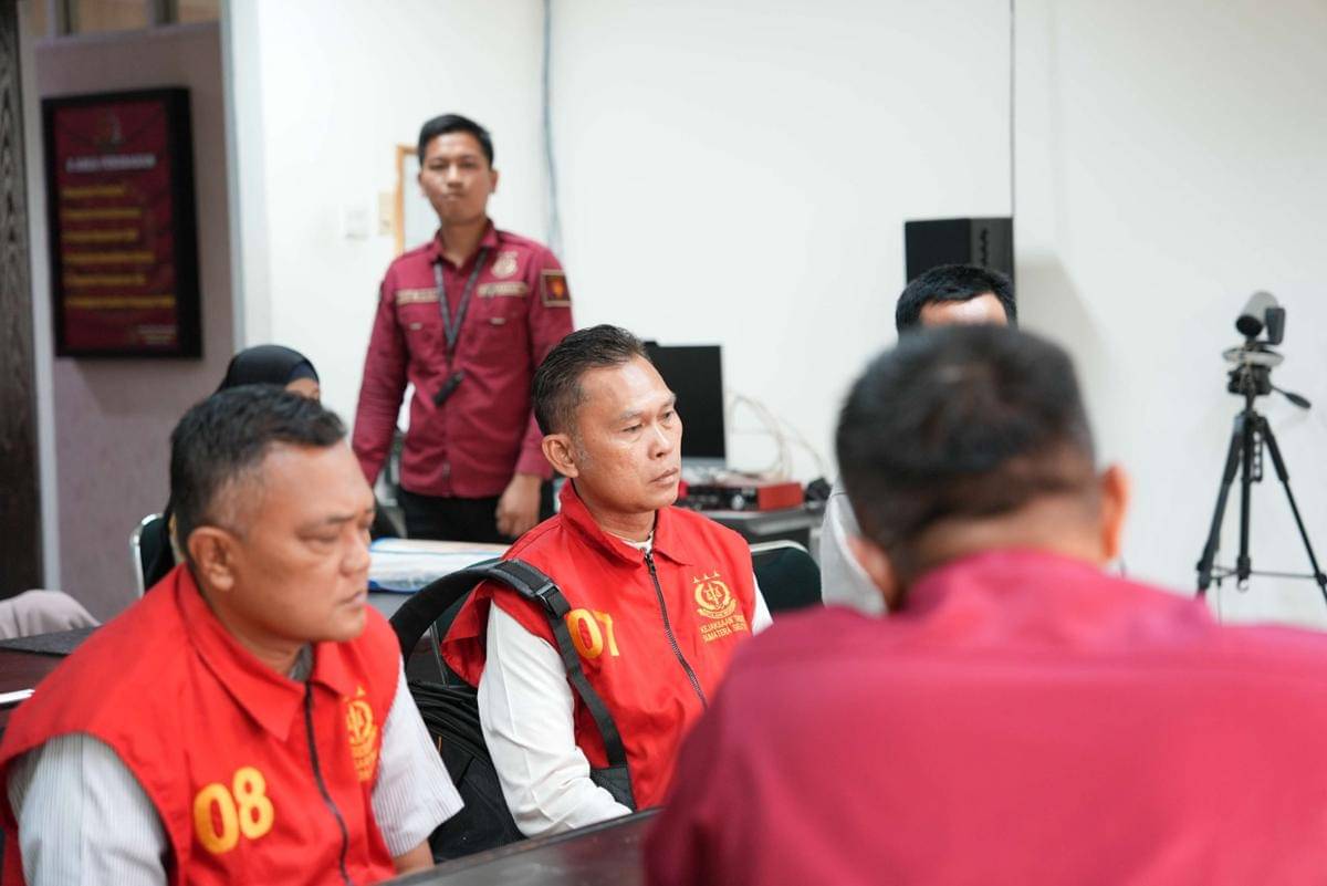 Penyidik Kejati Sumsel menyerahkan tersangka beserta barang bukti ke JPU. (Dok. Kejati Sumsel)