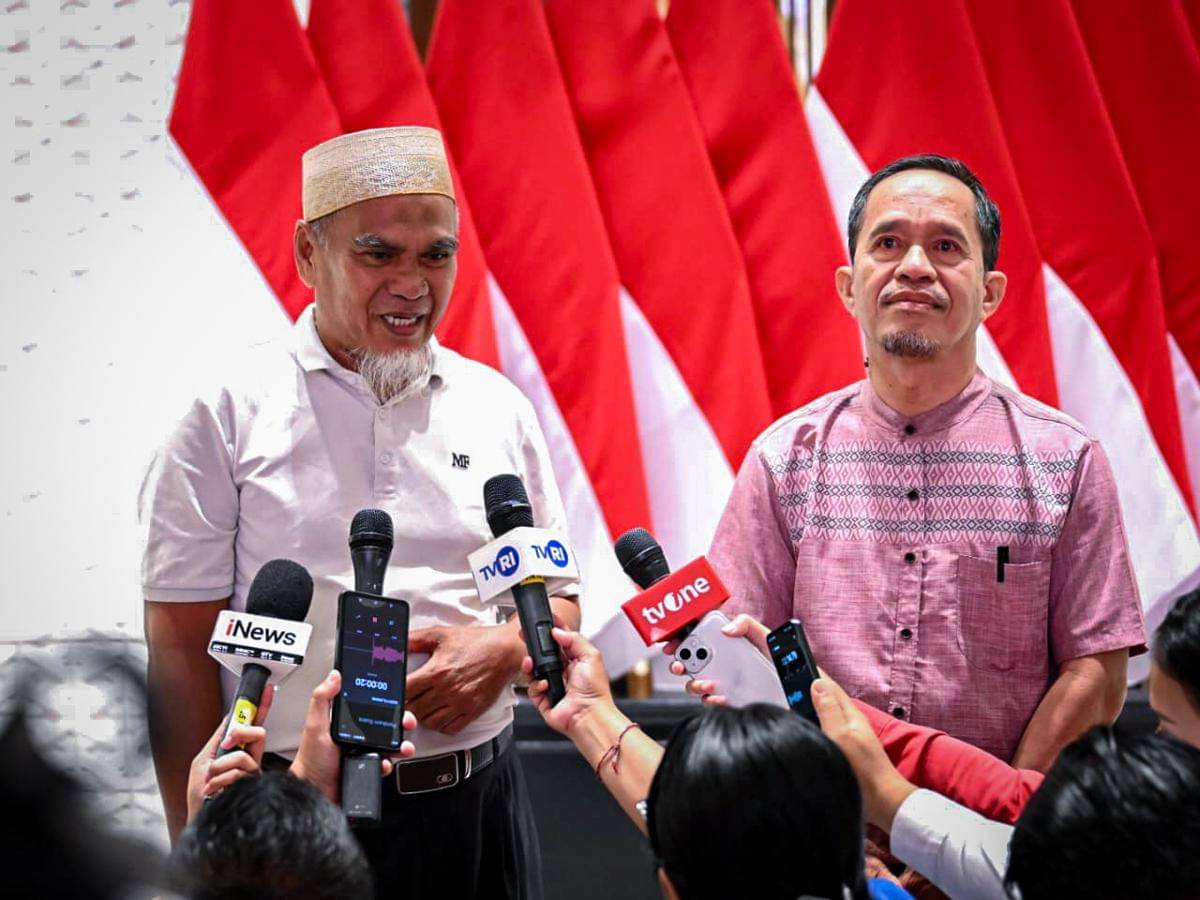 Dua guru asal Kabupaten Luwu Utara, Sulawesi Selatan, yaitu Drs. Abdul Moeis dan Drs. Rasnal, M.Pd, memberikan keterangan pers kepada awak media usai menerima surat rehabilitasi dari Presiden Prabowo Subianto pada Kamis, 13 November 2025, di Pangkalan TNI AU Halim Perdanakusuma Jakarta. (Dok. BPMI Setpres)