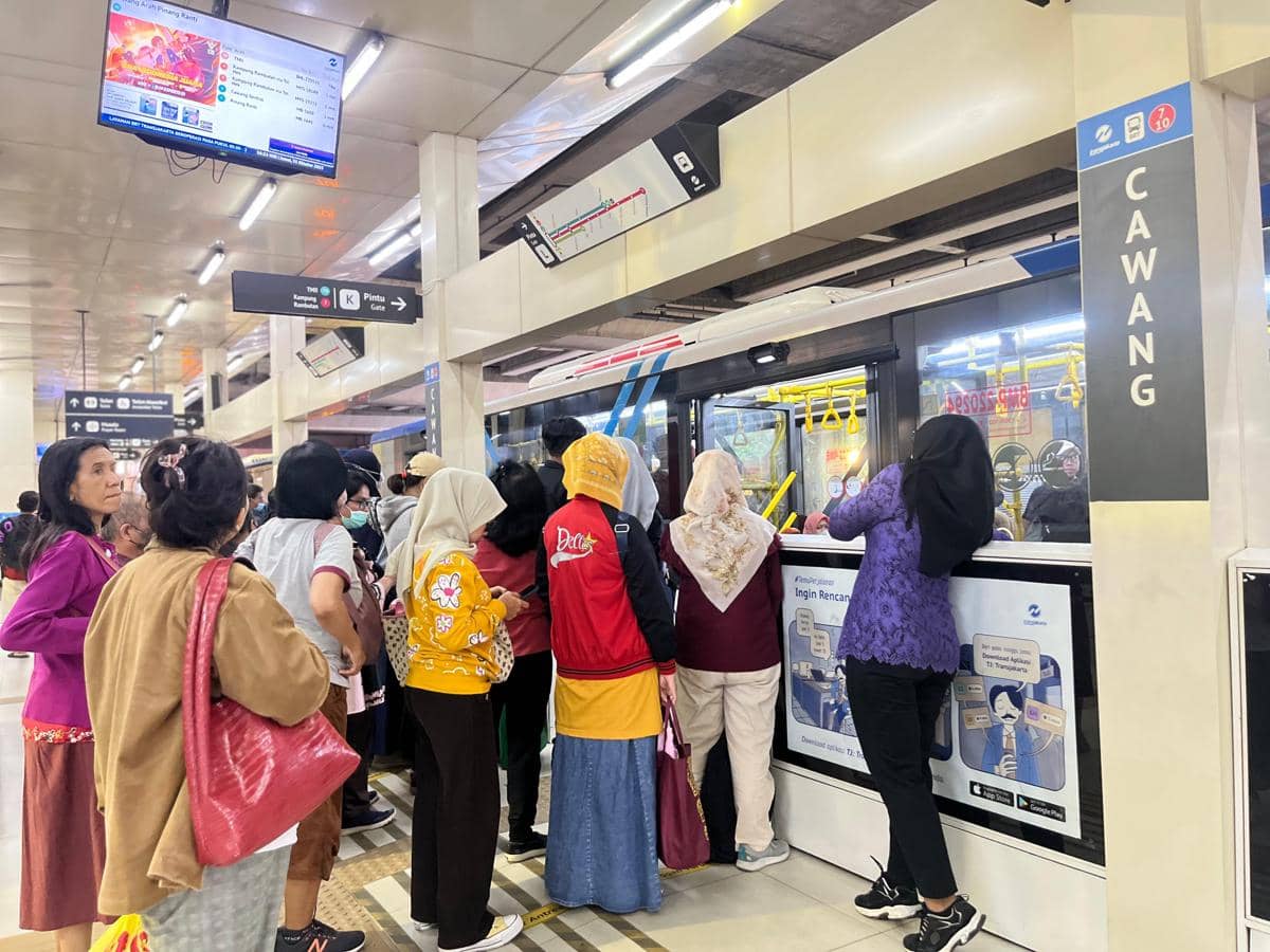 Para penumpang Transjakarta di Halte Cawang BNN