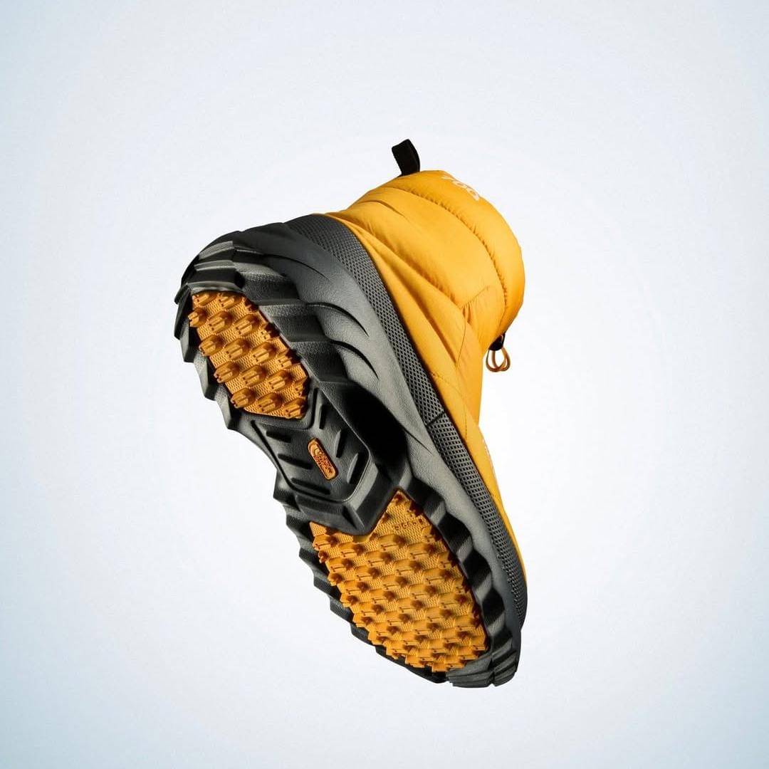 ilustrasi sepatu The North Face original 