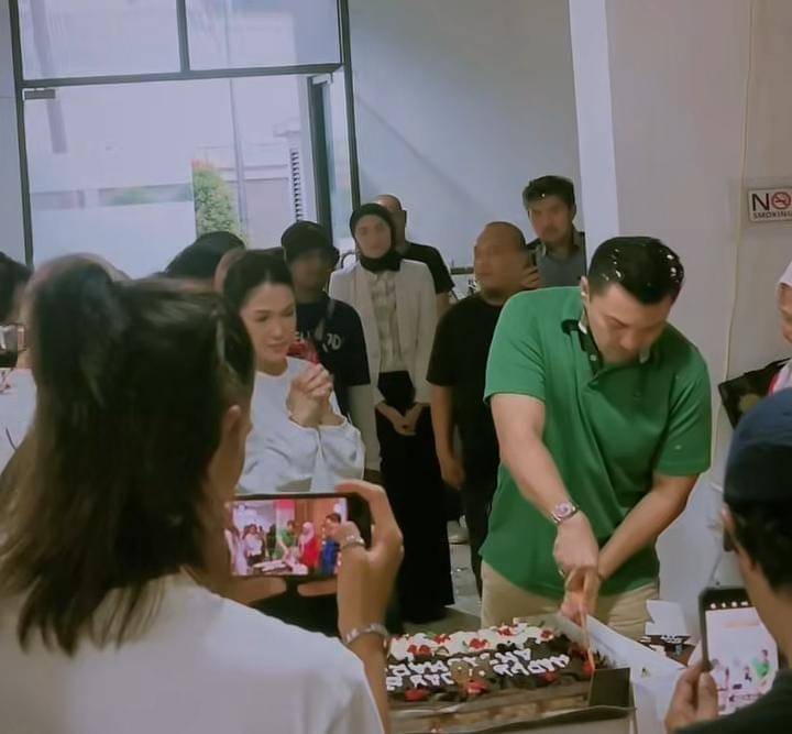 kejutan ultah ke-50 Anjasmara di lokasi syuting