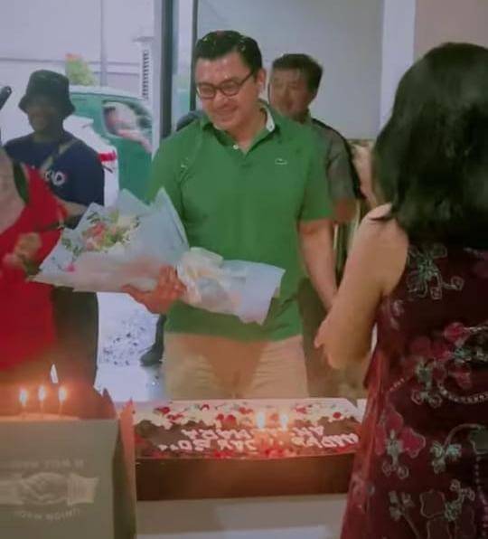 kejutan ultah ke-50 Anjasmara di lokasi syuting