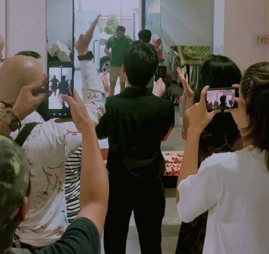 kejutan ultah ke-50 Anjasmara di lokasi syuting