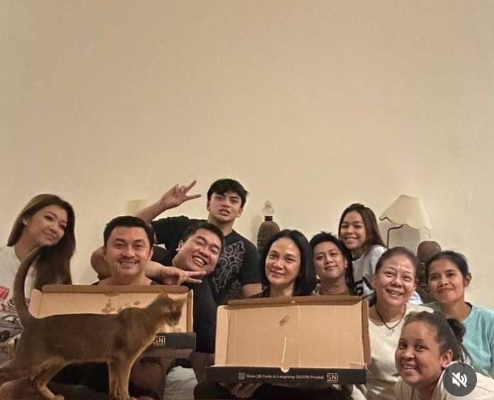 kejutan ultah ke-50 Anjasmara di lokasi syuting