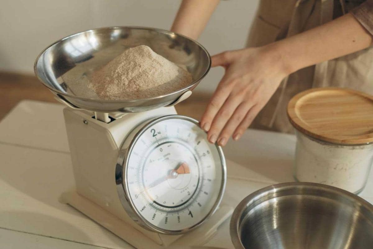 Menimbang bahan membuat kue