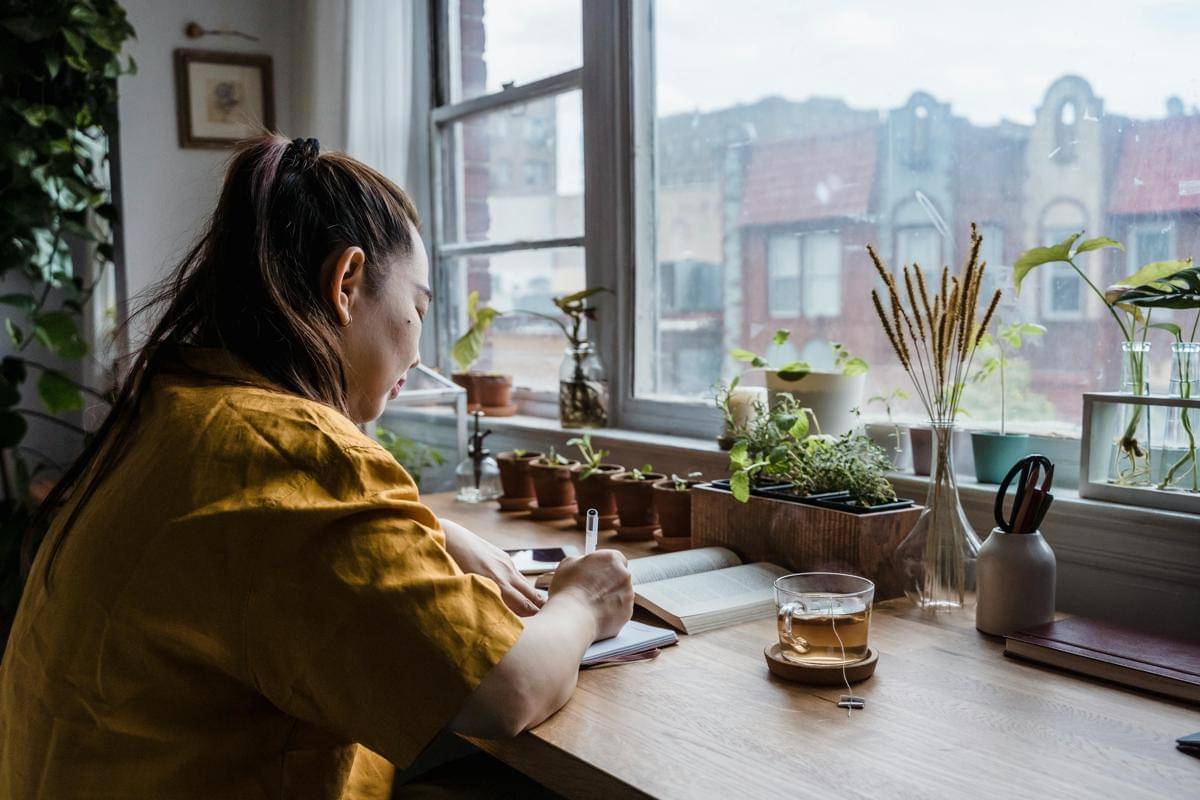 menulis di dekat jendela