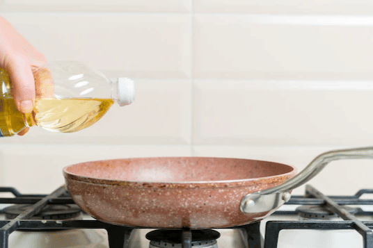 ilustrasi menuang minyak