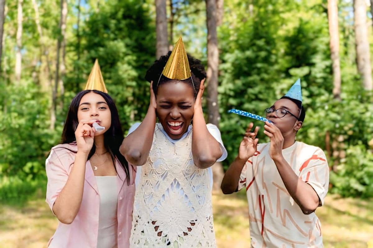 ilustrasi meniup terompet