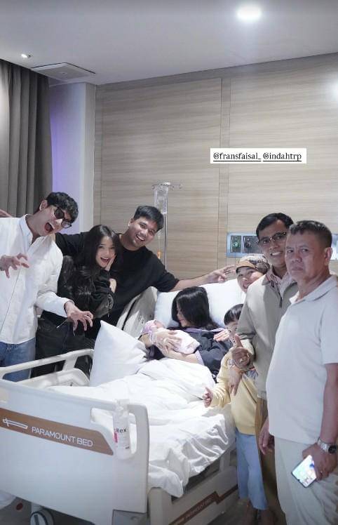 Fuji dan Fadly Jenguk Kakak Ipar