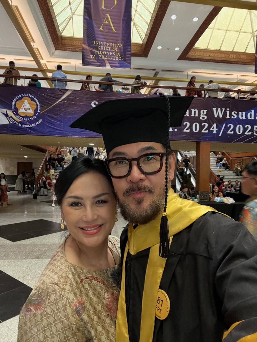 Ferry Salim Wisuda S2 di Usia 58 Tahun