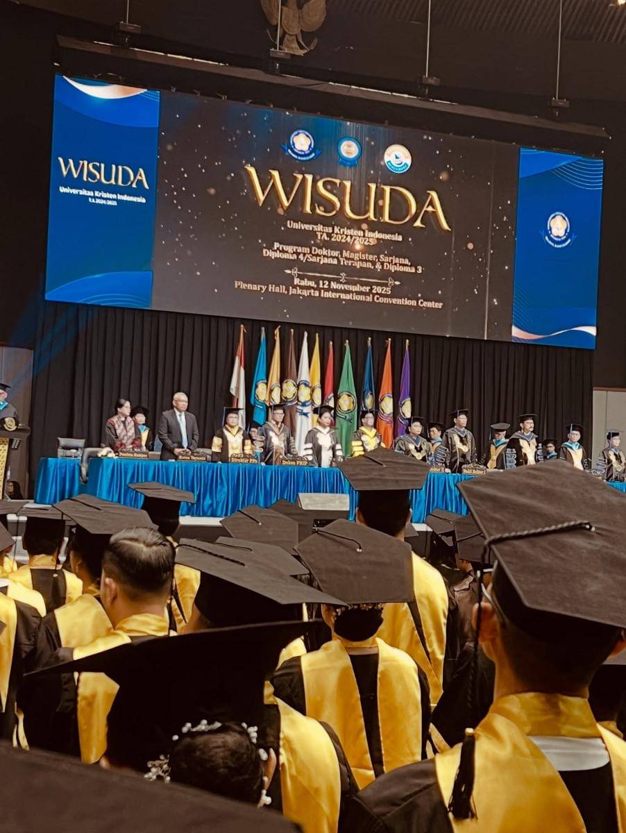 Ferry Salim Wisuda S2 di Usia 58 Tahun