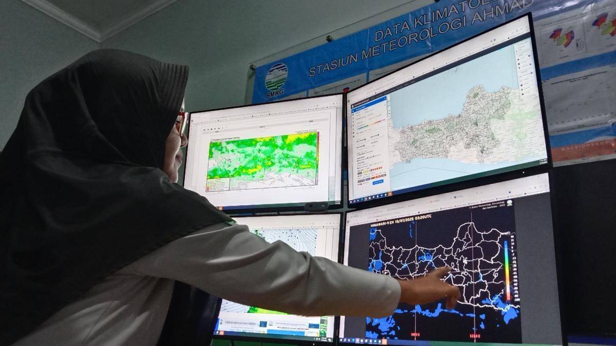 Proses pengamatan perubahan cuaca saat kemarau wilayah Jawa Tengah. (IDN Times/Fariz Fardianto) 