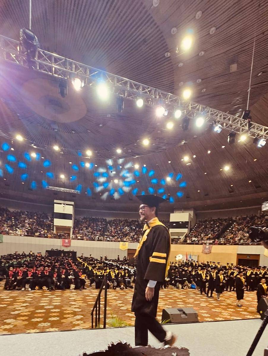 Ferry Salim Wisuda S2 di Usia 58 Tahun