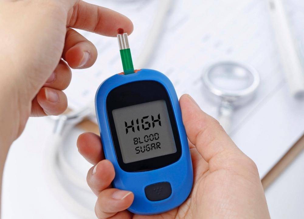 Penderita diabetes sedang mengecek kadar gula