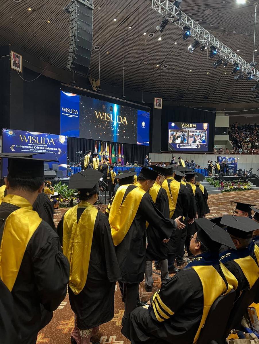 Ferry Salim Wisuda S2 di Usia 58 Tahun 