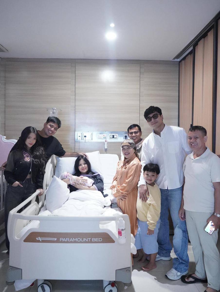 Fuji dan Fadly Jenguk Kakak Ipar