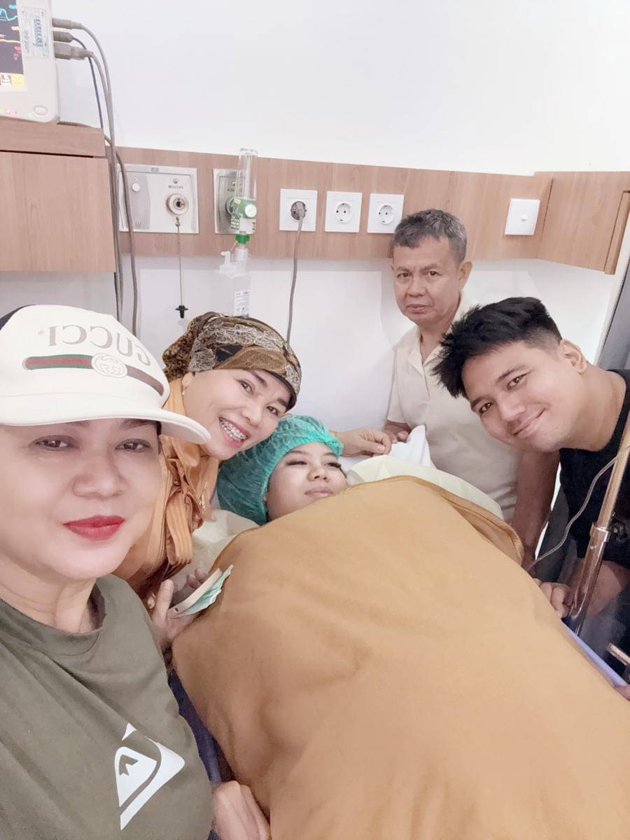 Indah instri Frans Faisal melahirkan