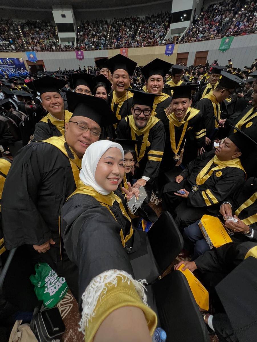 Ferry Salim Wisuda S2 di Usia 58 Tahun