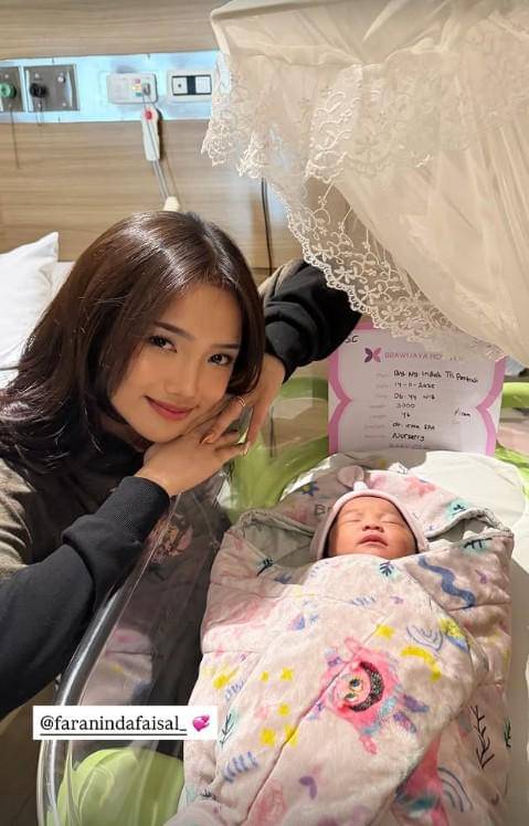 Fuji dan Fadly Jenguk Kakak Ipar