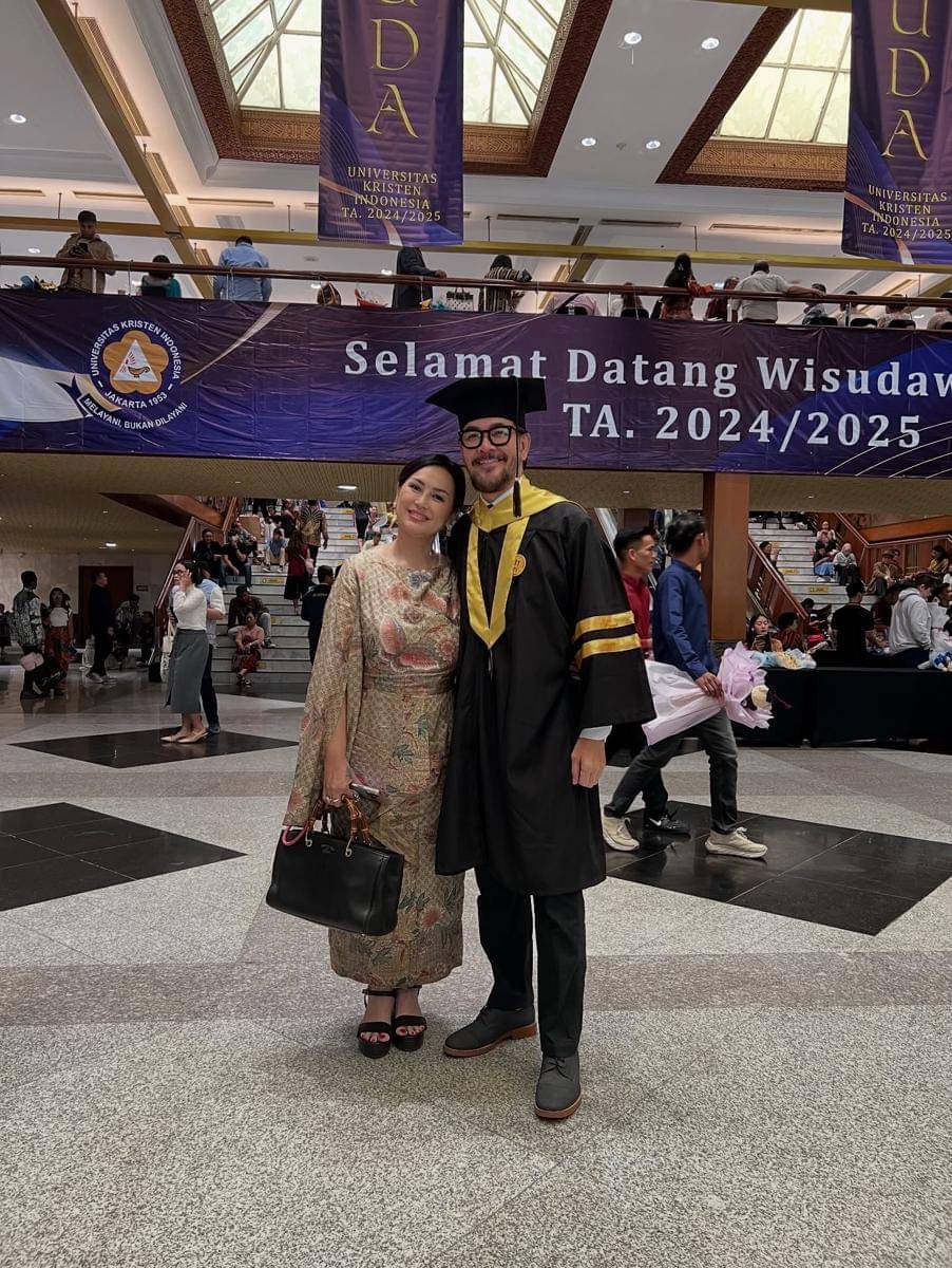 Ferry Salim Wisuda S2 di Usia 58 Tahun