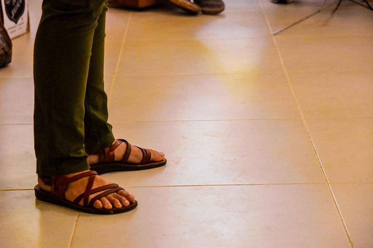 ilustrasi sandal berstrap 