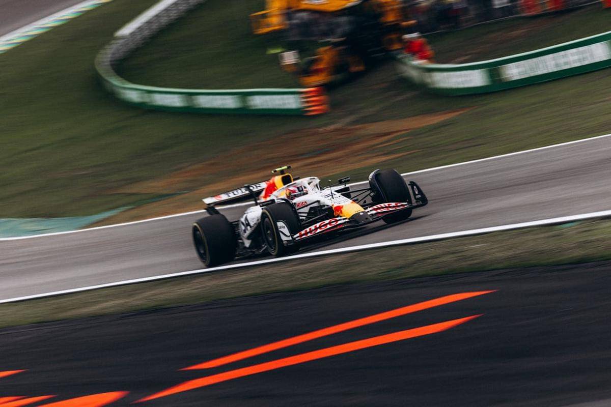 Mobil Formula 1 Red Bull sedang melaju di sirkuit balap.