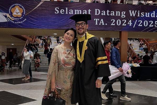 Ferry Salim Wisuda S2 di Usia 58 Tahun