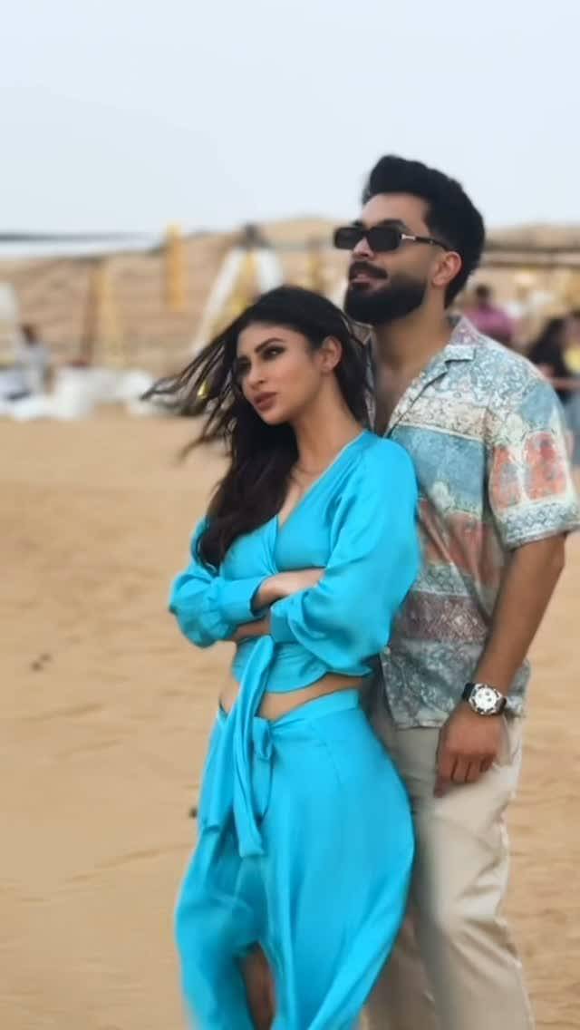 Mouni Roy dan suami