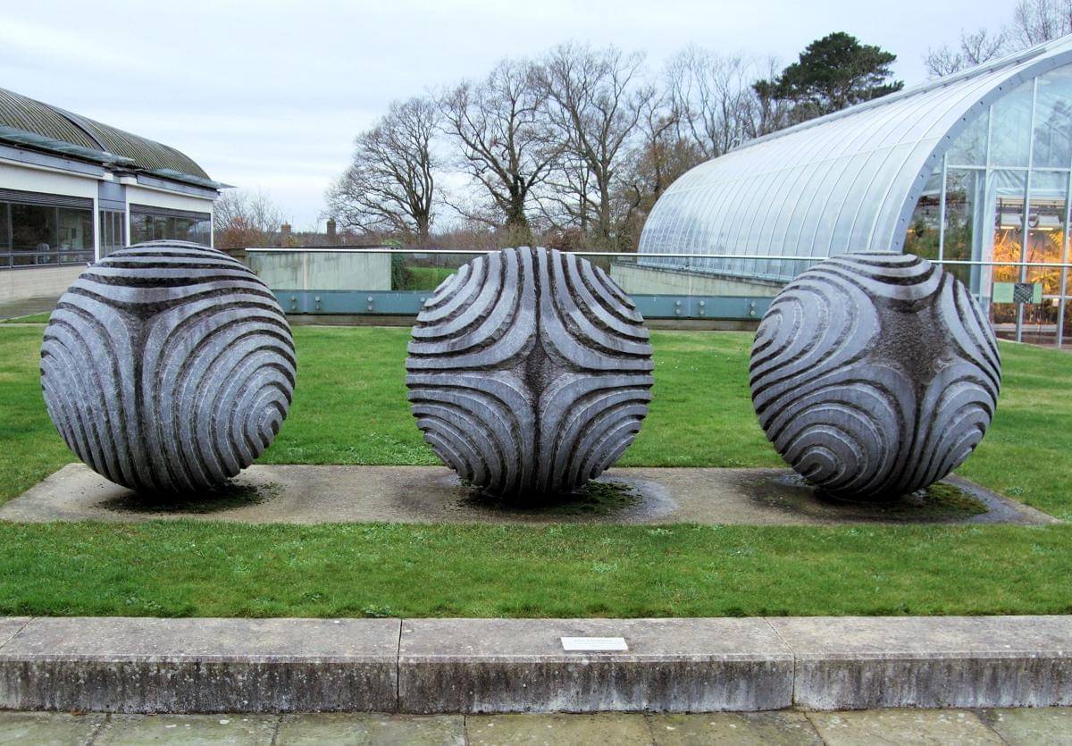 potret patung biji raksasa melambangkan koleksi benih yang disimpan di Millennium Seed Bank