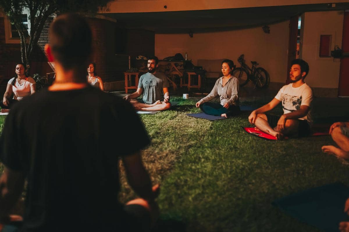 kenapa yoga di malam hari bikin tidur lebih nyenyak