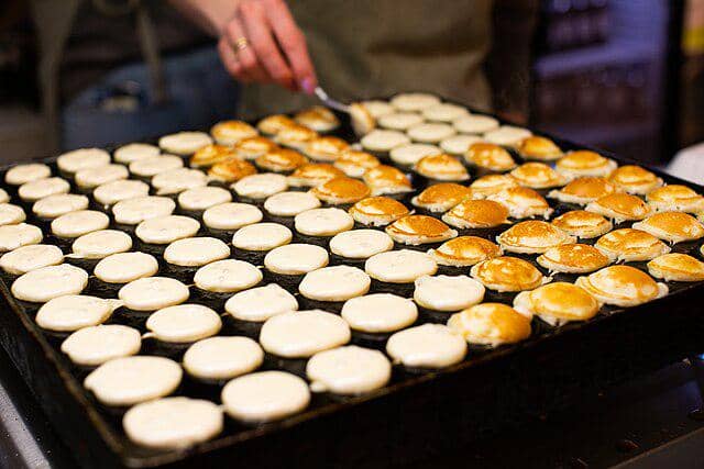 ilustrasi membuat poffertjes