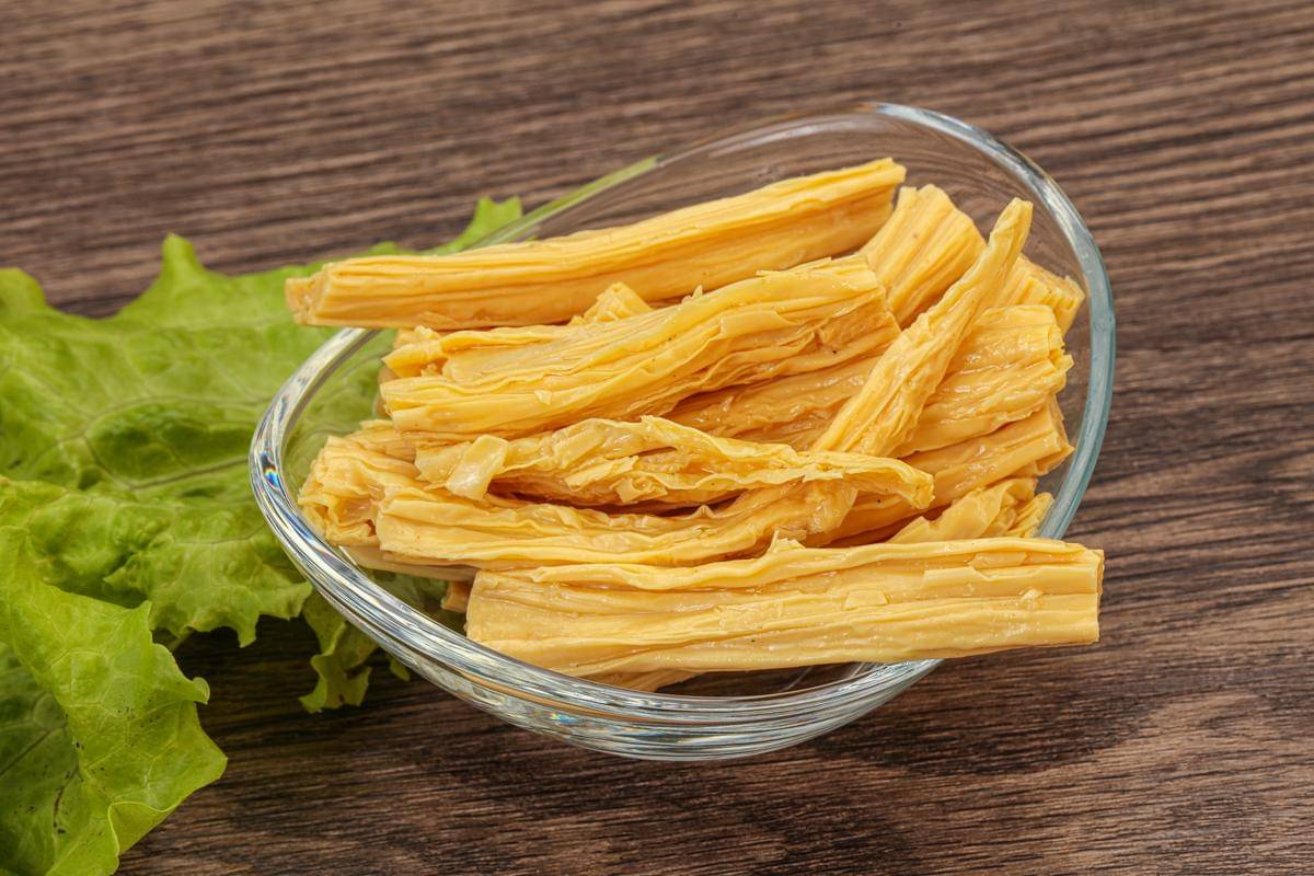 ilustrasi kembang tahu yang sudah dipotong bagian keras dan tebal