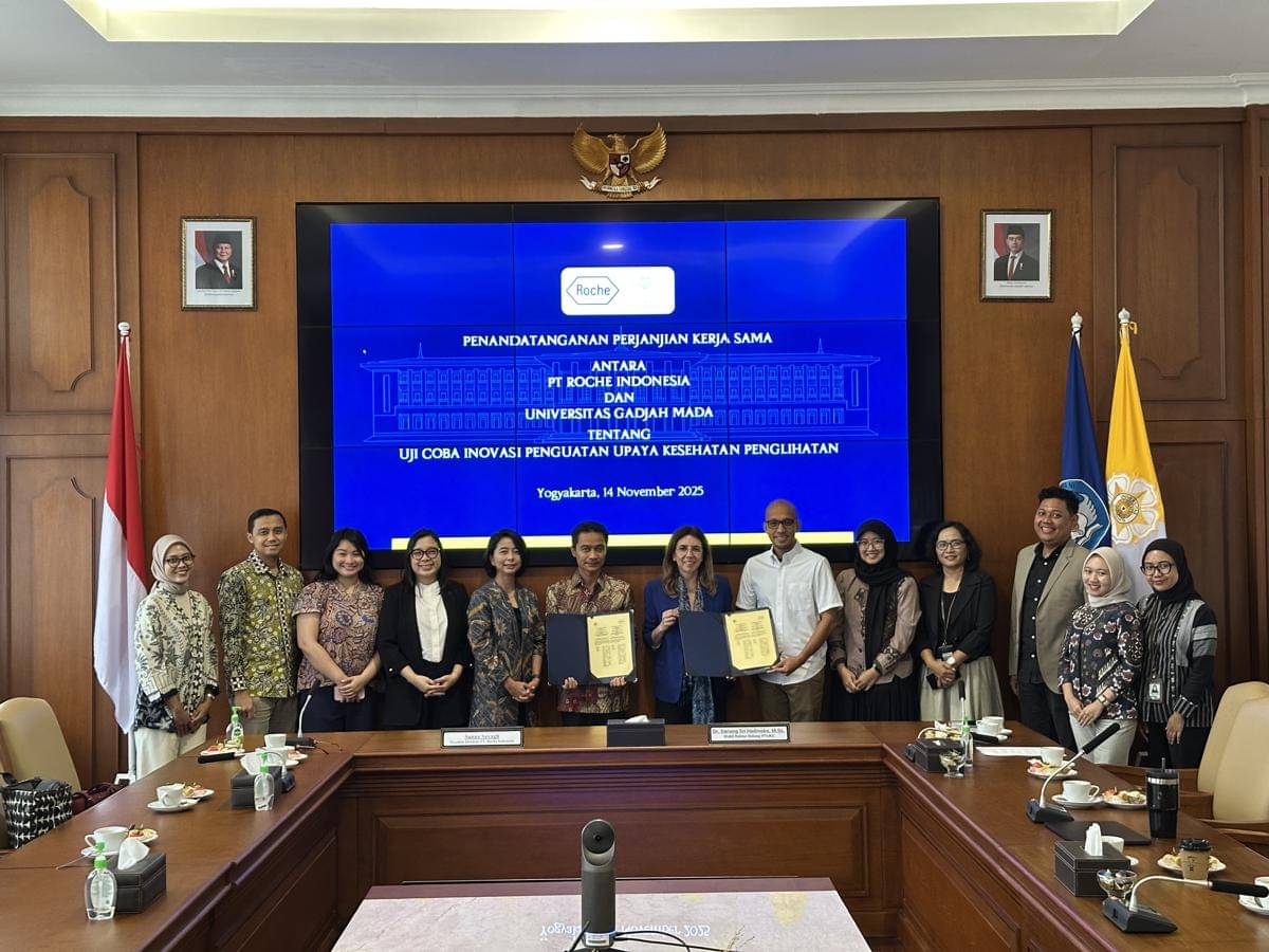 Penandatanganan Perjanjian Kerja Sama Roche Indonesia dan FK-KMK UGM, di UGM, Jumat (14/11/2025). (Dok. Istimewa)