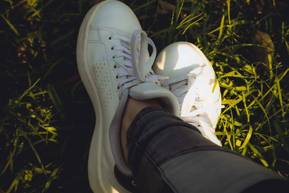 ilustrasi sepatu putih