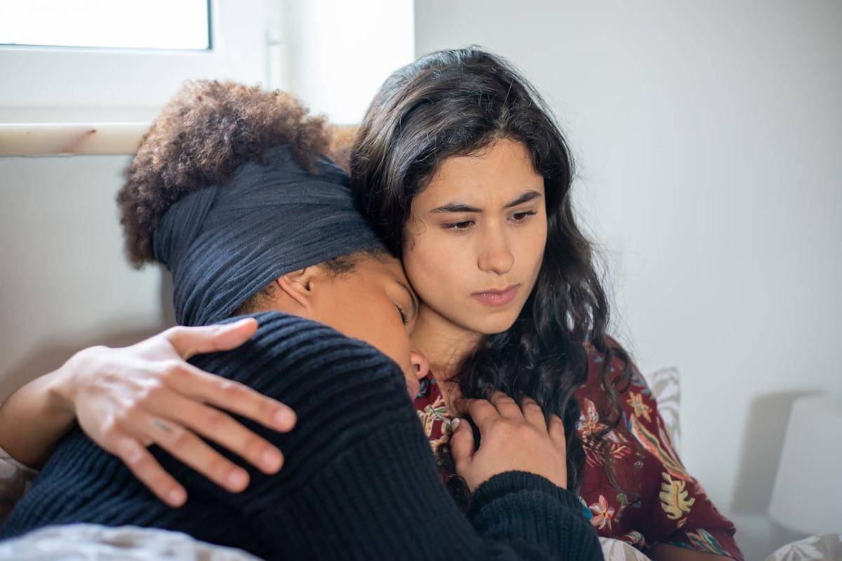 Memeluk kakak perempuan.