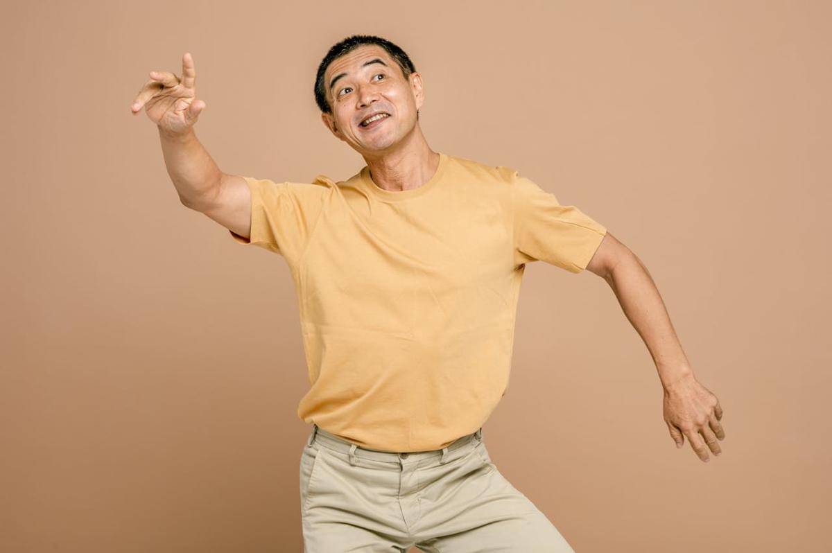 Seorang pria sedang joget gembira.