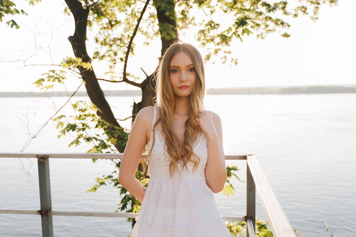 Seorang wanita sedang di tepi danau.